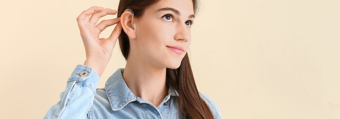 Como o aparelho auditivo pode ajudar a melhorar o equilíbrio?