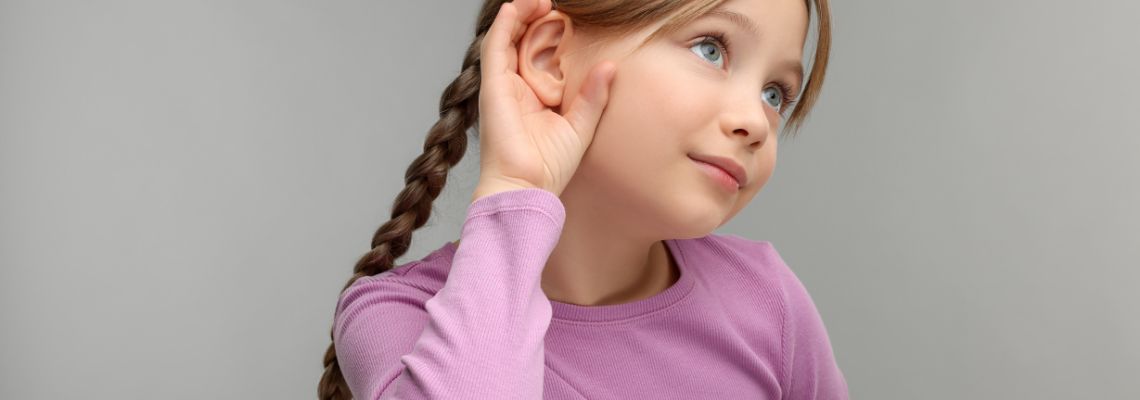 A perda auditiva na infância é um assunto muito difícil para pais, amigos e familiares. Ao confirmar essa condição, todos vivenciam o luto inerente a essa notícia. Quando esse diagnóstico vem ainda na maternidade com o teste da orelhinha, seguido da confirmação pelos exames eletrofisiológicos, o caminho é diferente de quando o diagnóstico ocorre tardiamente. Crianças que começam a usar aparelhos auditivos cedo, nos primeiros meses de vida, e recebem estímulo adequado de linguagem, apresentam um desenvolvimento linguístico muito similar ao de crianças com audição normal. No entanto, quando a perda não ocorre ao nascimento, alguns sinais podem ser observados: pedir para repetir o que foi dito, baixo desempenho na escola, desatenção, volume mais alto na tv, constantes “hein”. Neste post, apresentaremos a importância da observação de uma possível perda auditiva na infância. Continue a leitura e conheça os sinais de alerta e os caminhos para o tratamento e bem-estar da criança! A perda auditiva na infância A perda auditiva é uma condição que afeta mais de 5% da população global, conforme dados da Organização Mundial da Saúde (OMS), sendo uma preocupação real durante a infância. De acordo com a OMS, cerca de 34 milhões de crianças sofrem de perdas auditivas incapacitantes, o que significa que têm mais de 35 decibéis (dB) no seu melhor ouvido. Existem diversos níveis de perdas auditivas, tais como: leve, moderada, moderadamente grave, grave, profunda. A perda auditiva na infância pode ocorrer a partir de fatores genéticos, infecções intrauterinas, asfixia de nascimento, hiperbilirrubinemia, morbidades perinatais, infecções crônicas, meningite e outras doenças infecciosas. Independentemente da causa, essa condição pode gerar problemas graves no desenvolvimento infantil, sendo crucial estar atento a ela. Sinais de alerta para pais e responsáveis Não é incomum que a perda auditiva em crianças seja confundida com traços de personalidade. Contudo, muitas vezes, essa percepção está incorreta. É importante estar atento a alguns sinais que podem indicar perdas de audição em nossos pequenos, como, por exemplo: falta de reação a sons, atraso na fala, dificuldade para manter a atenção, dificuldade para entender comandos simples. O diagnóstico precoce faz toda a diferença. Então, a partir de um acompanhamento, a criança pode se desenvolver com mais confiança e autonomia. Caminhos para o tratamento e o bem-estar na perda auditiva na infância Se existirem indícios de perda auditiva em crianças, é imprescindível procurar um diagnóstico audiológico. Para isso, diversos exames podem ser realizados, incluindo: teste da orelhinha (EOA), imitanciometria, audiometria comportamental, audiometria com reforço visual, processamento auditivo central. Caso a perda auditiva seja confirmada, o início do tratamento precisa ser realizado de forma imediata. Nesse caso, deve-se trabalhar a adaptação de aparelhos através de uma verificação objetiva das próteses auditivas (mapeamento de fala) e testes de cabine. Após a protetização, as terapias devem ser iniciadas para assegurar o melhor desenvolvimento da linguagem oral. Nesse caso, o acompanhamento profissional é fundamental e o suporte familiar é essencial para a inclusão e autoestima da criança. Se você imagina que essa situação possa estar acontecendo em sua casa, vale a pena fazer contato e conhecer as soluções da AudioSave, a opção ideal que ajuda a transformar o dia a dia dos pequenos e de seus responsáveis. Siga nosso Instagram e saiba como podemos ajudá-lo a esse respeito!